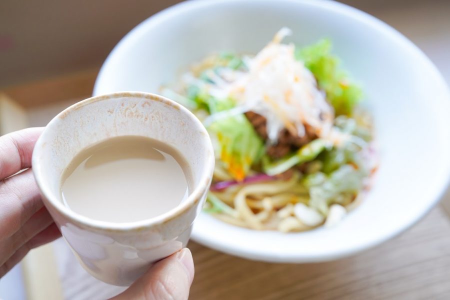 土鍋でじっくり煮出す「豆乳チャイ」のできるまで